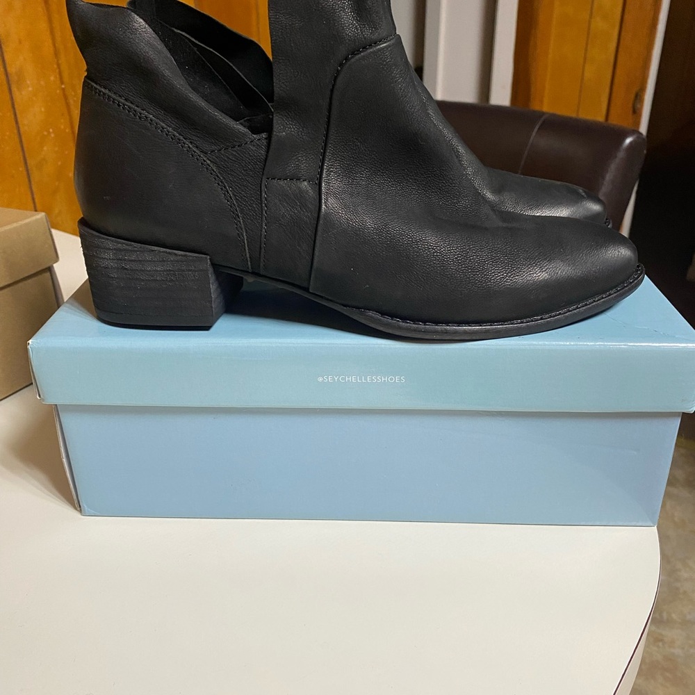 New Seychelles bootie, black, size 10